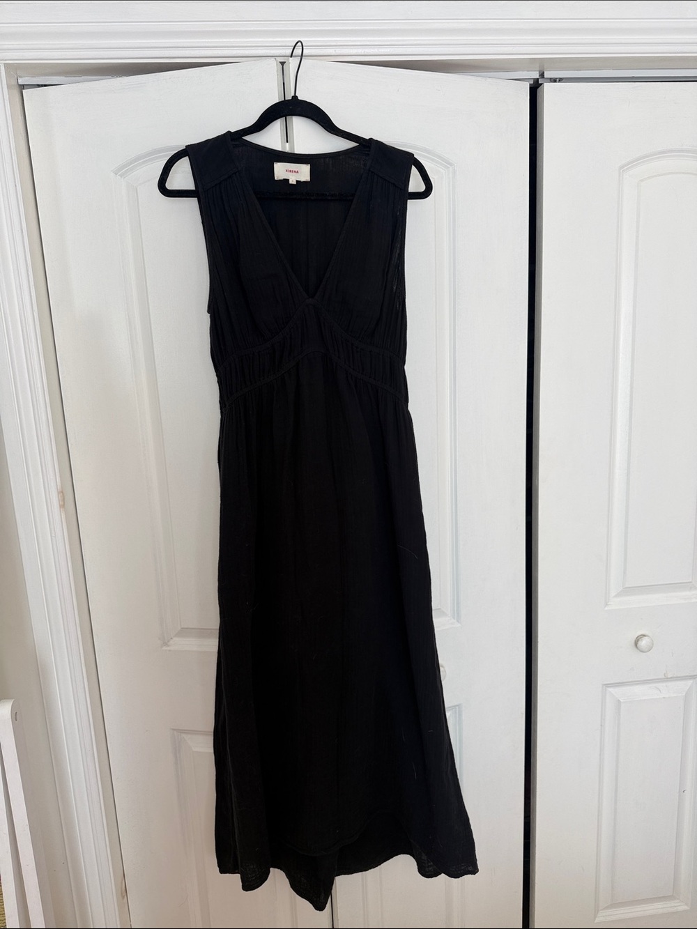 XiRENA Black Women's V Neck Dress
